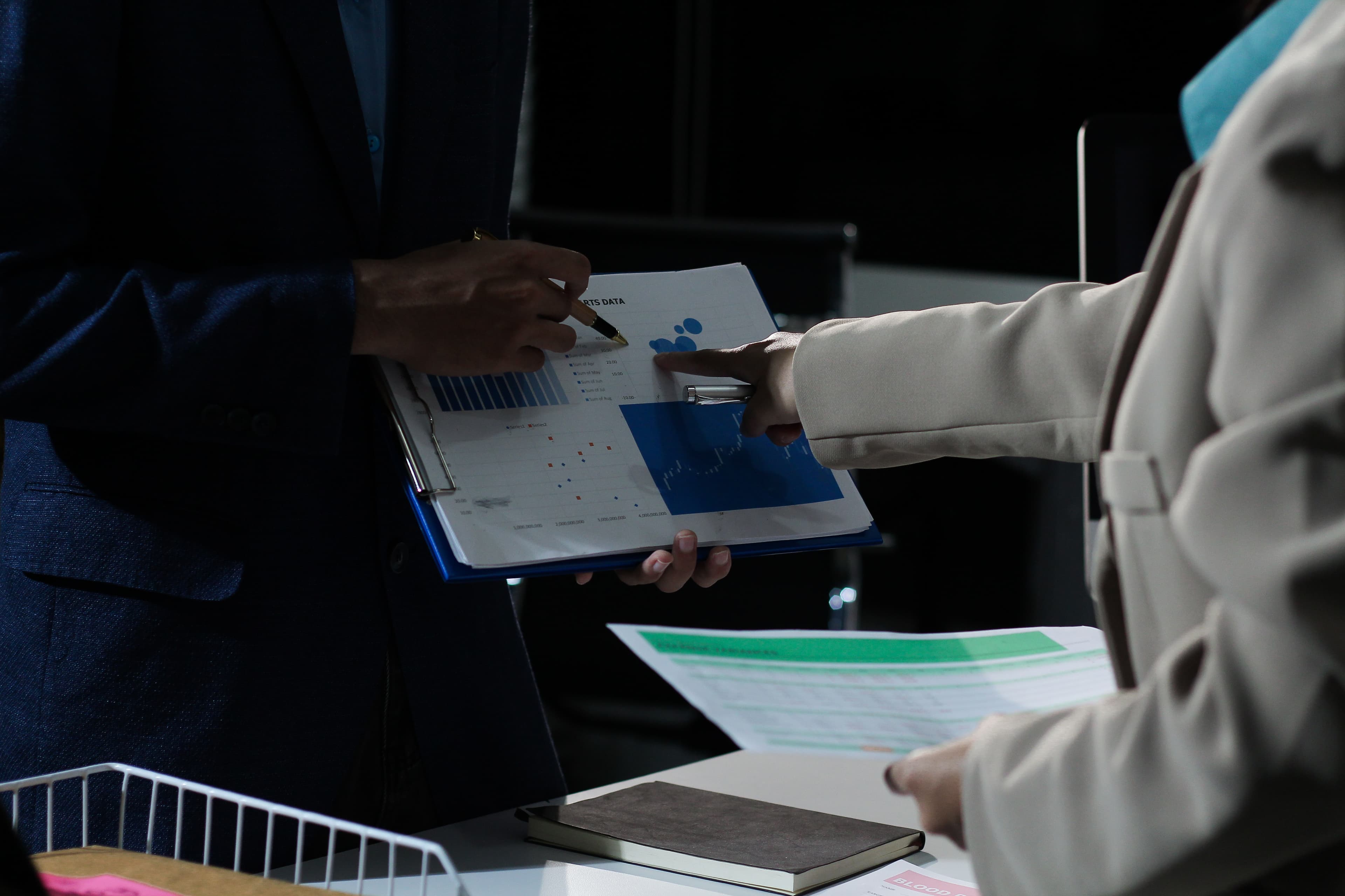 Deux auditeurs en train de revoir des documents de travail