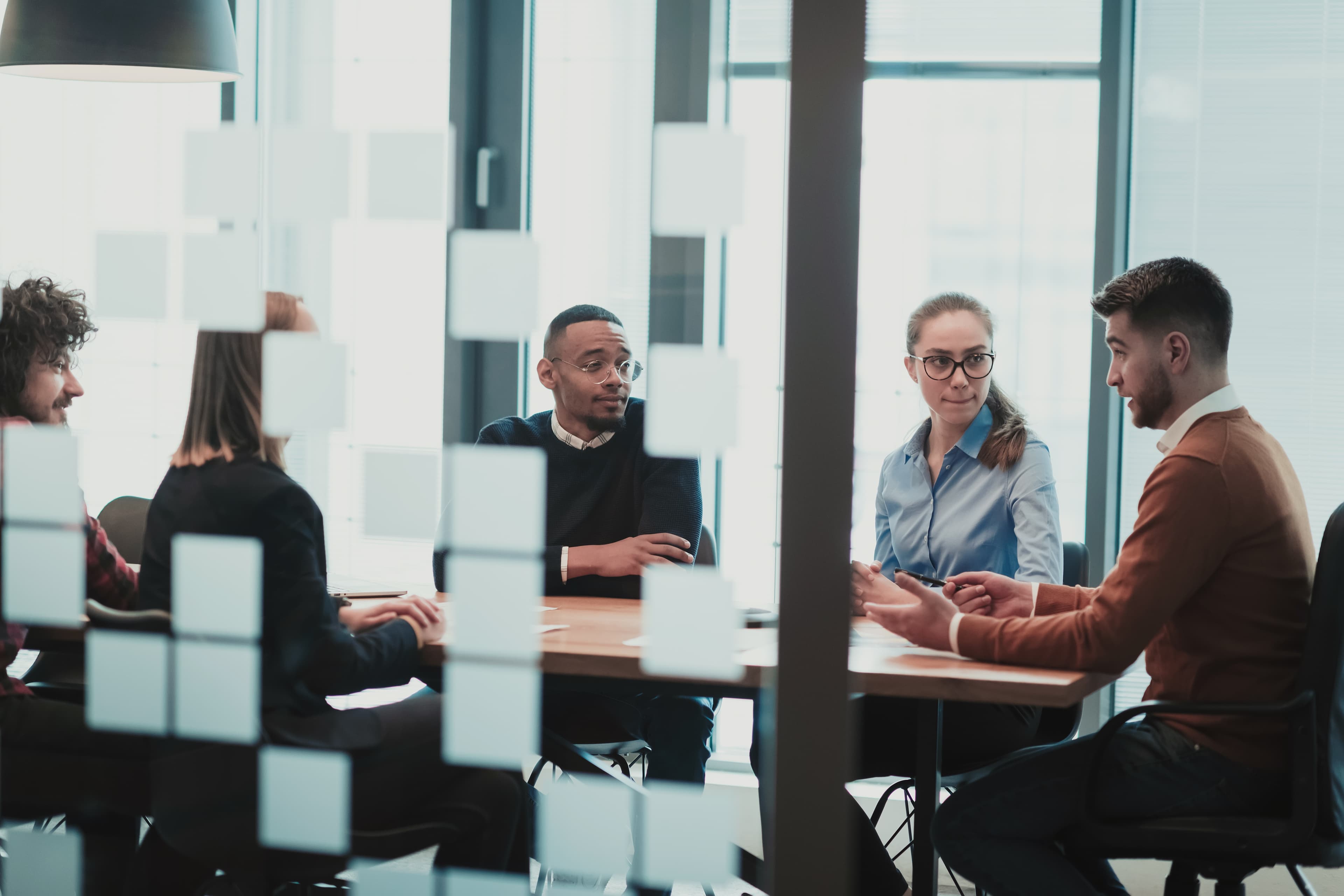 Équipe d'audit en réunion de travail